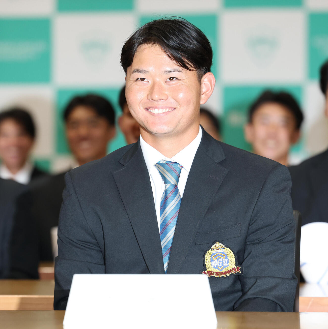 楽天からドラフト1位で指名され石井一久GMからのメッセージに笑顔を見せる青学大・鈴木泰成（撮影・宮地輝）
