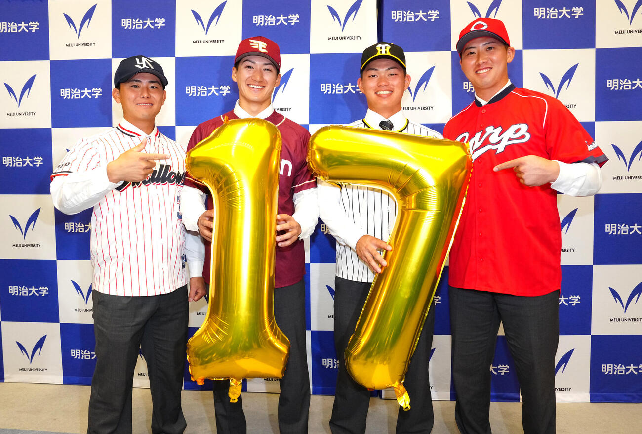 17年連続ドラフト指名となり、写真に納まる明大の選手たち。左からヤクルト3位の福原聖矢、楽天2位の岡田啓吾、阪神1位の榊原七斗、広島5位の光弘帆高（撮影・江口和貴）