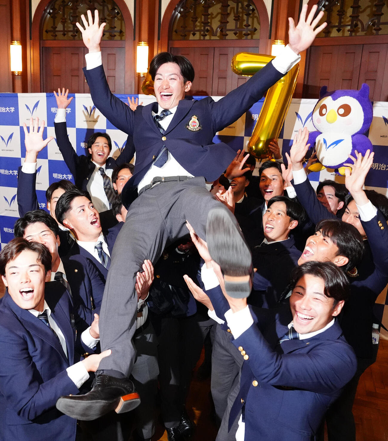 楽天2位指名を受け、チームメートに胴上げされる明大・岡田啓吾（撮影・江口和貴）