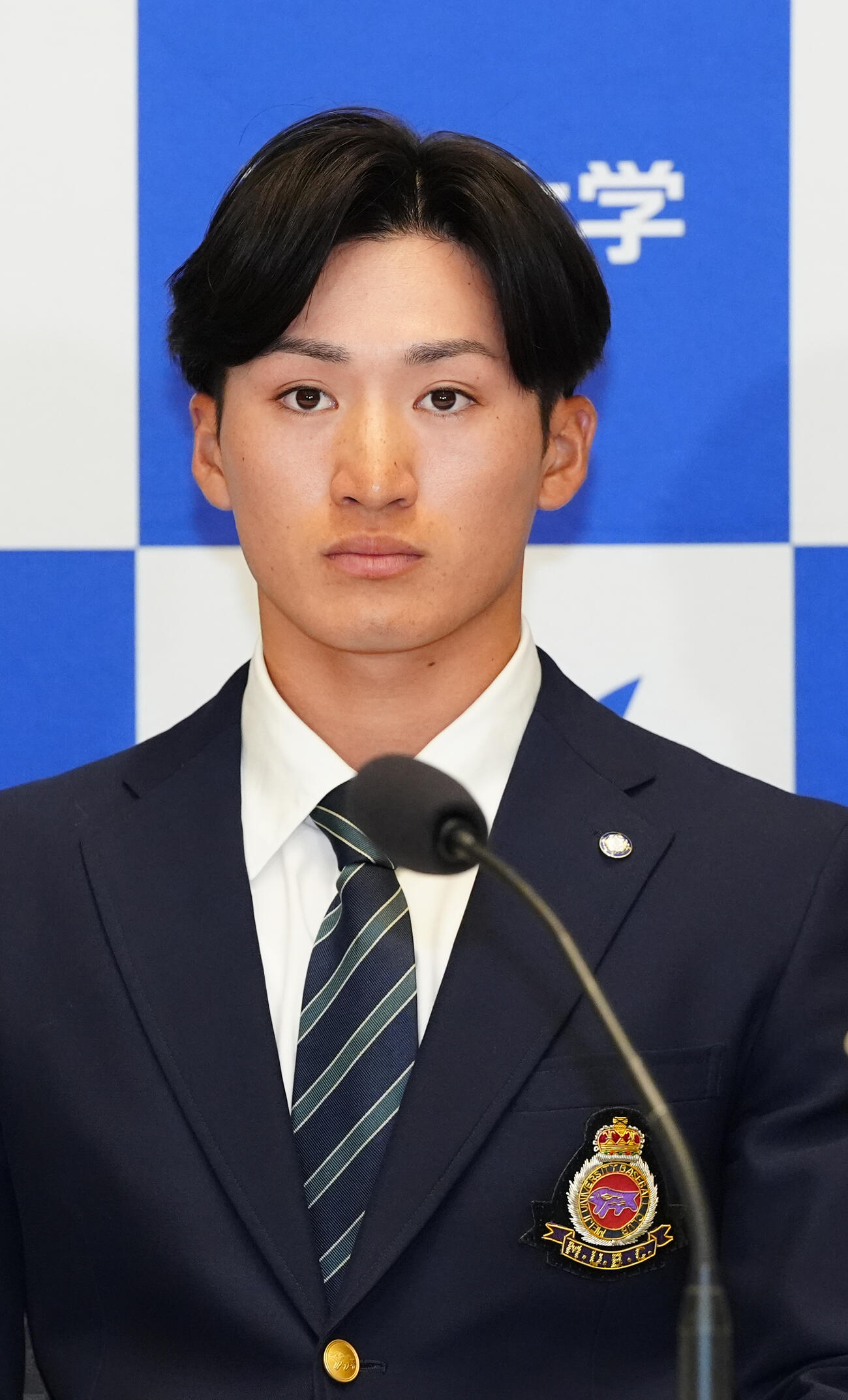 プロ野球ドラフト会議で楽天から2位指名を受け、会見に臨む明大・岡田啓吾（撮影・江口和貴）