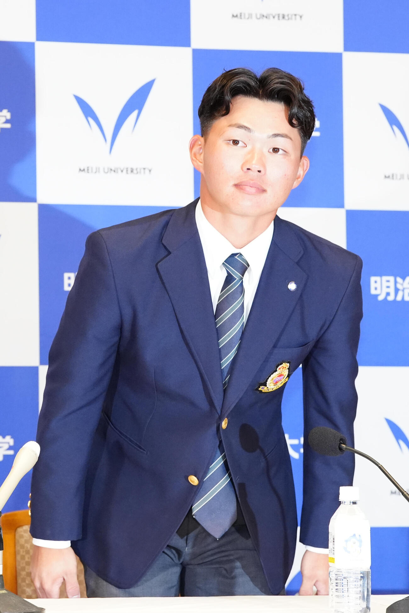 プロ野球ドラフト会議で阪神から1位指名を受け、会見に臨む明大・榊原七斗（撮影・江口和貴）