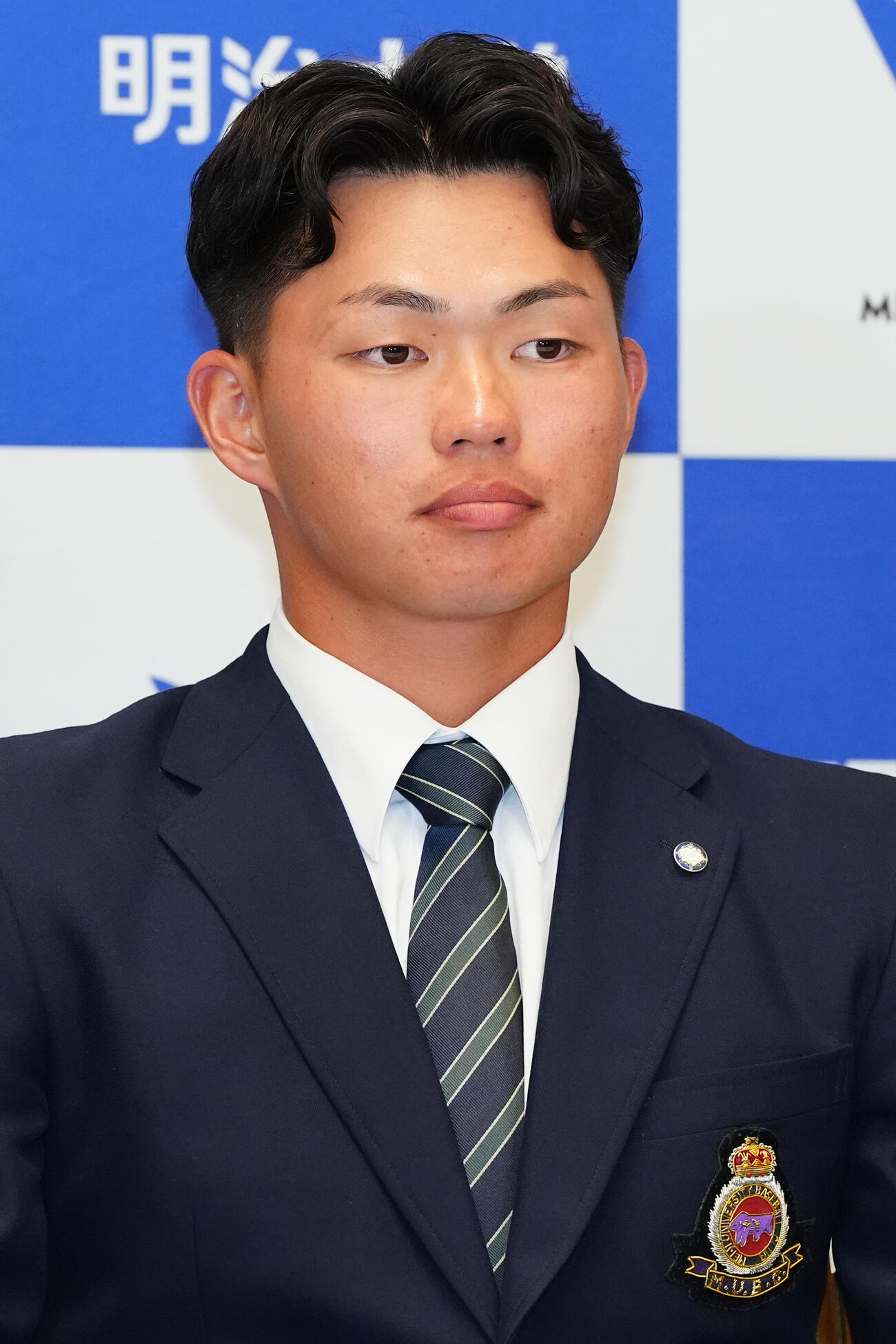 プロ野球ドラフト会議で阪神から1位指名を受け、会見に臨む明大・榊原七斗（撮影・江口和貴）