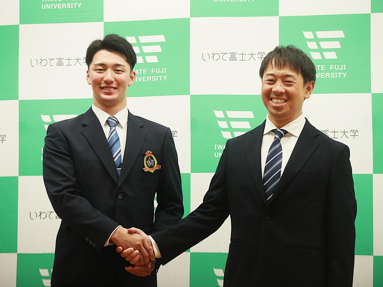 安田監督（右）と握手を交わす富士大・角田楓斗投手（撮影・高橋香奈）
