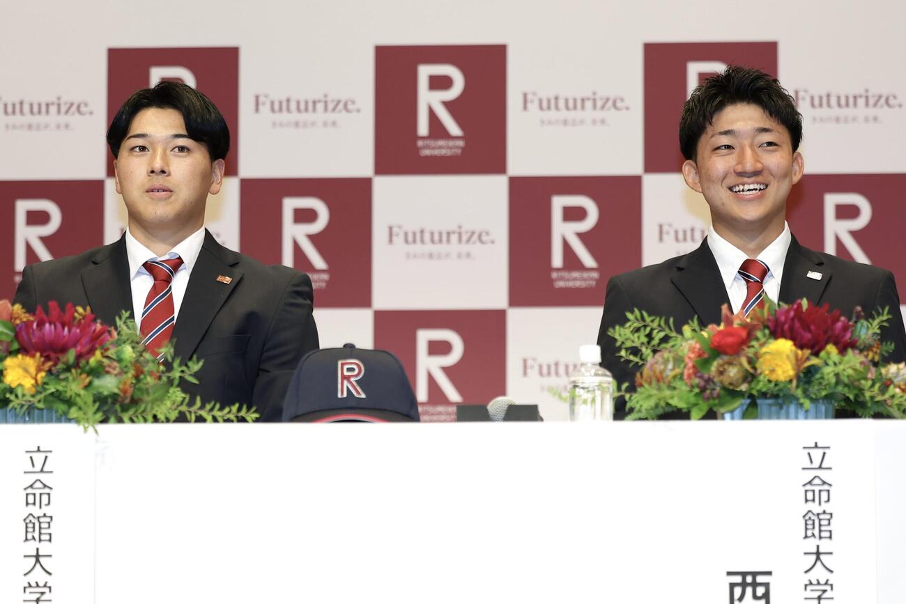 ドラフト会議の開始を待つ立命大・有馬伽久（左）と西野啓也（撮影・前田充）