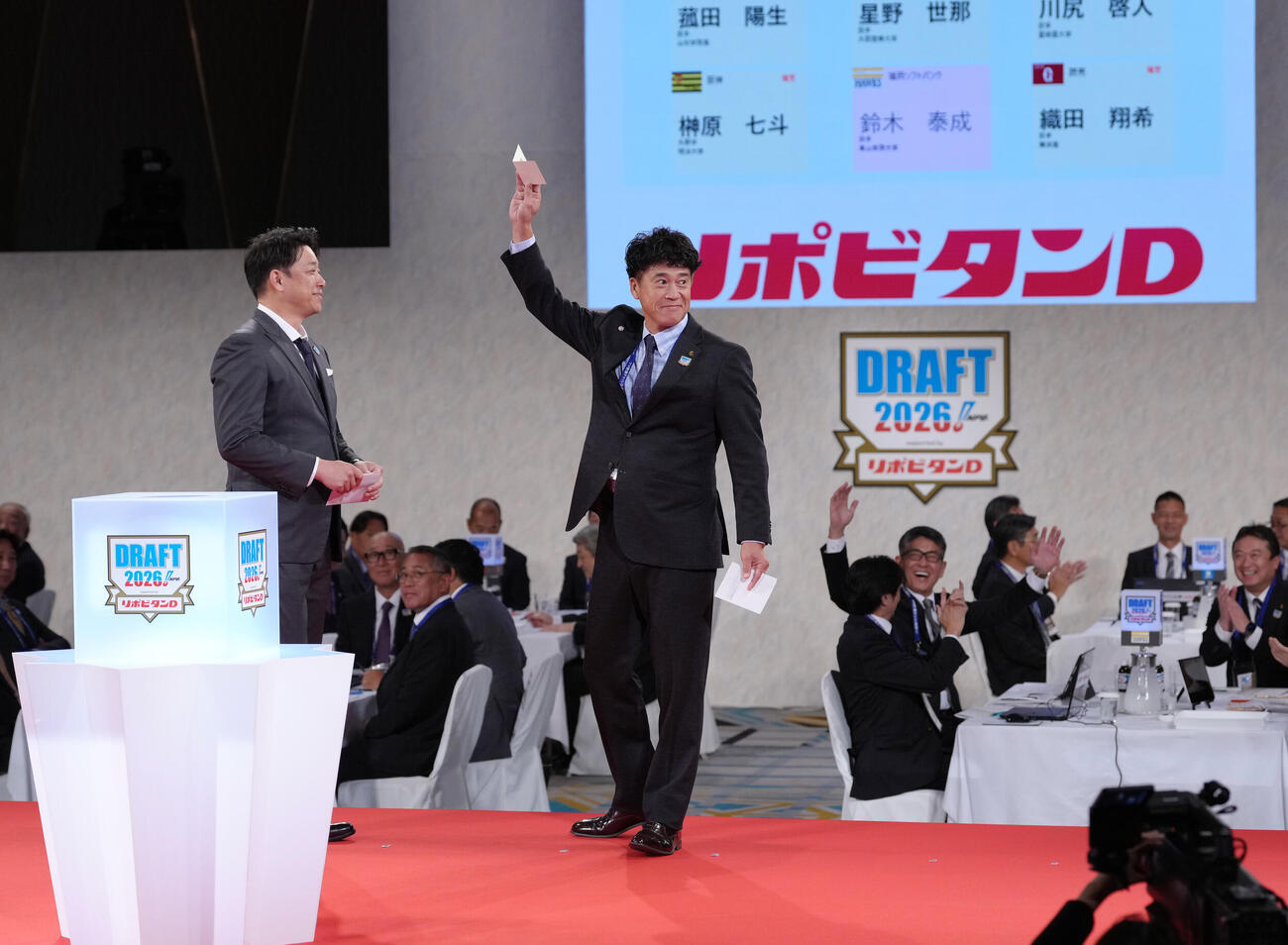 青学大・鈴木泰成の交渉権を獲得しガッツポーズするソフトバンク城島健司CBO（右）。左はロッテ・サブロー監督（撮影・足立雅史）