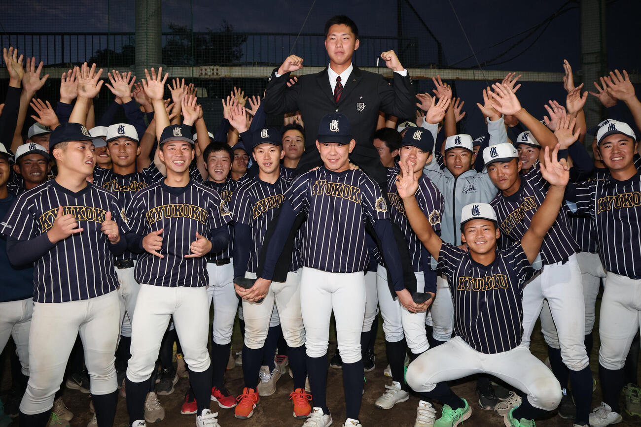 日本ハムからドラフト2位で指名された九州国際大付・牟礼翔は仲間に祝福される（撮影・梅根麻紀）