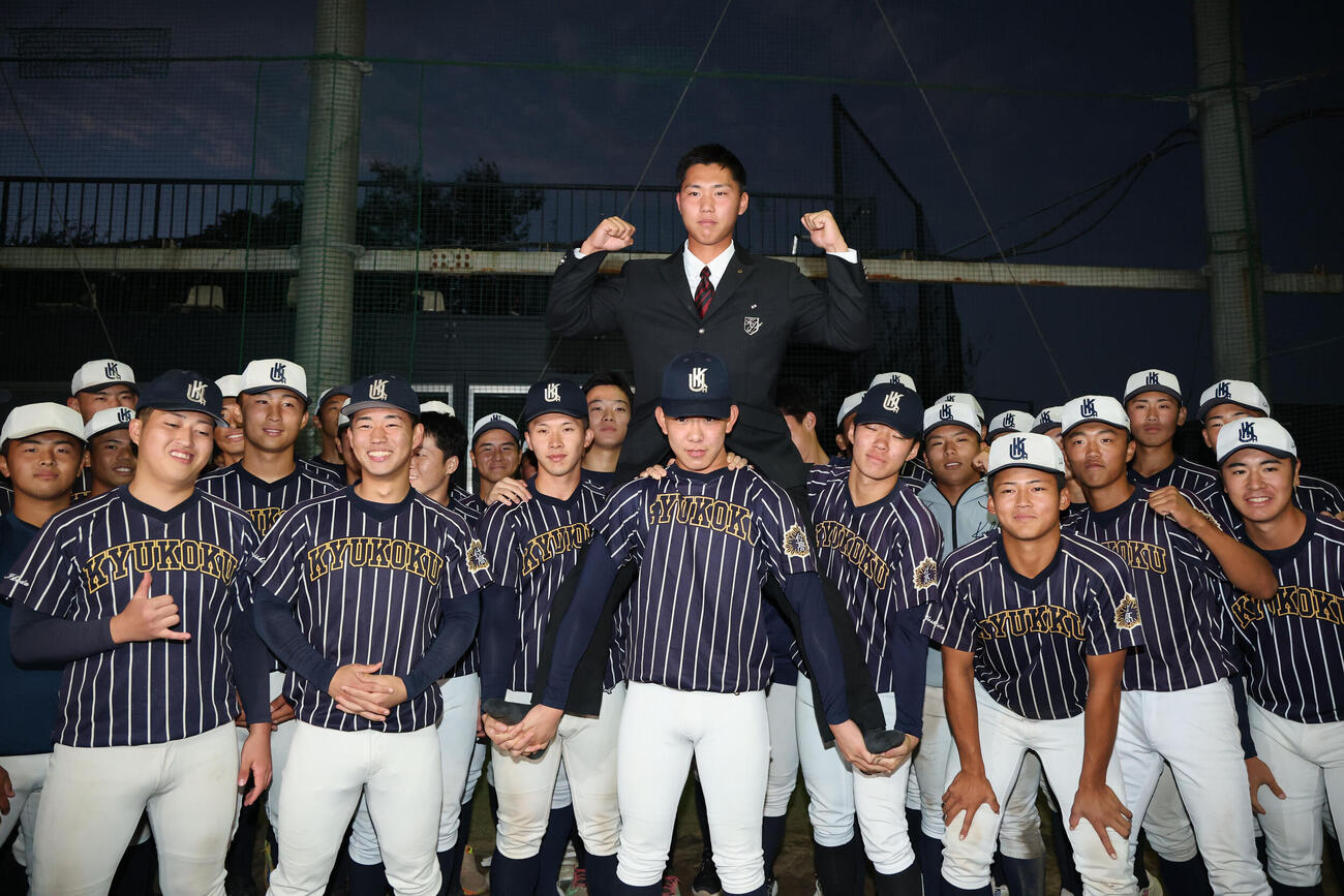 日本ハムからドラフト2位で指名された九州国際大付・牟礼翔は仲間に祝福される（撮影・梅根麻紀）