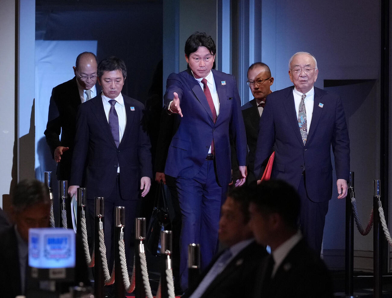 入場する広島新井貴浩監督（中央）ら（撮影・足立雅史）
