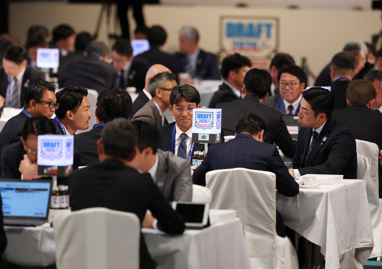 ドラフト会議に臨むDeNA相川亮二監督（右）ら（撮影・増田悦実）
