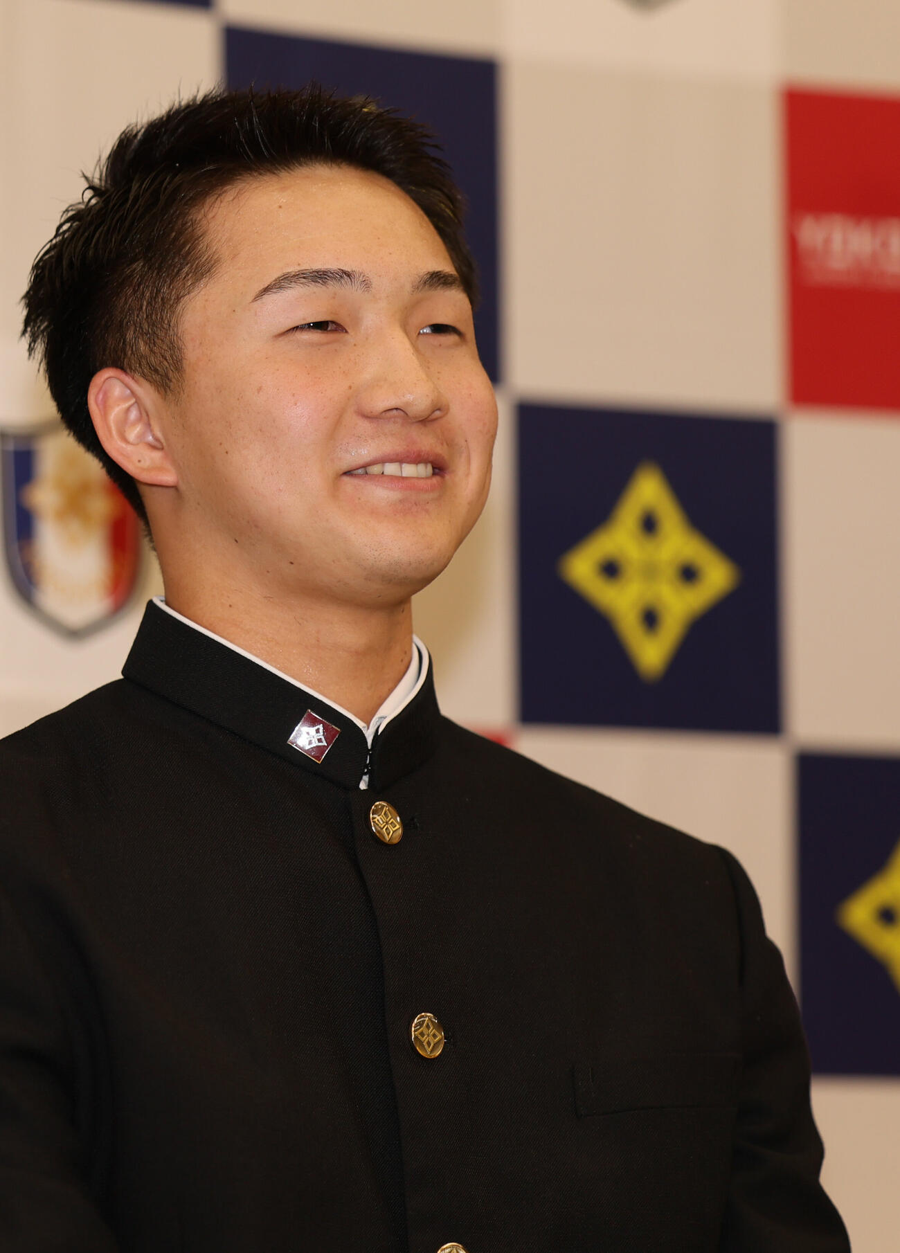 巨人から3位指名を受けた横浜・池田聖摩は会見で満面の笑みを浮かべる（撮影・水谷安孝）