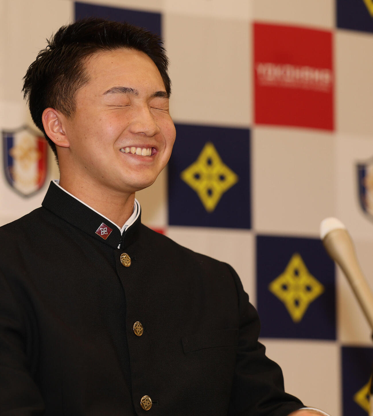 巨人から3位指名を受けた横浜・池田聖摩は会見で満面の笑みを浮かべる（撮影・水谷安孝）