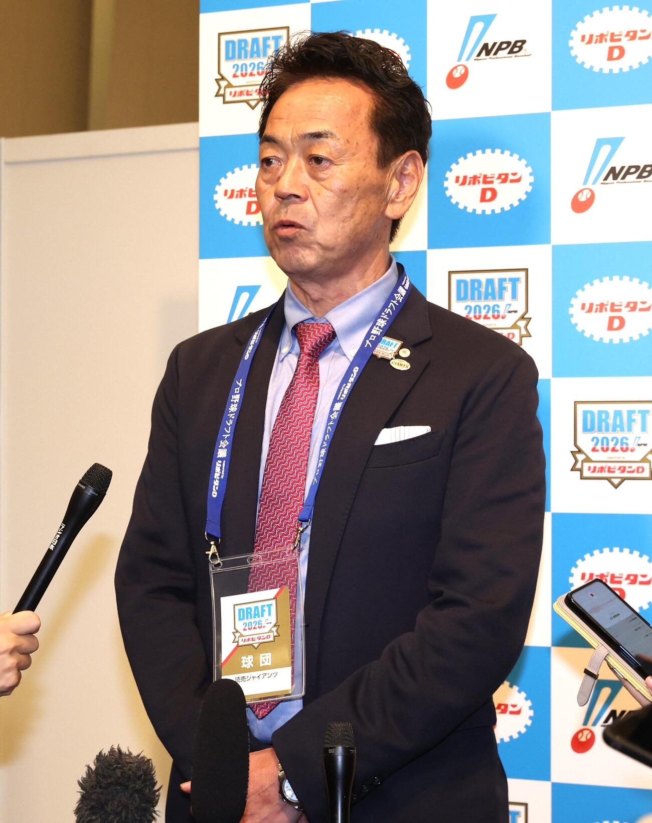 織田翔希を1位指名し会見する巨人水野雄仁編成本部長（撮影・黒川智章）