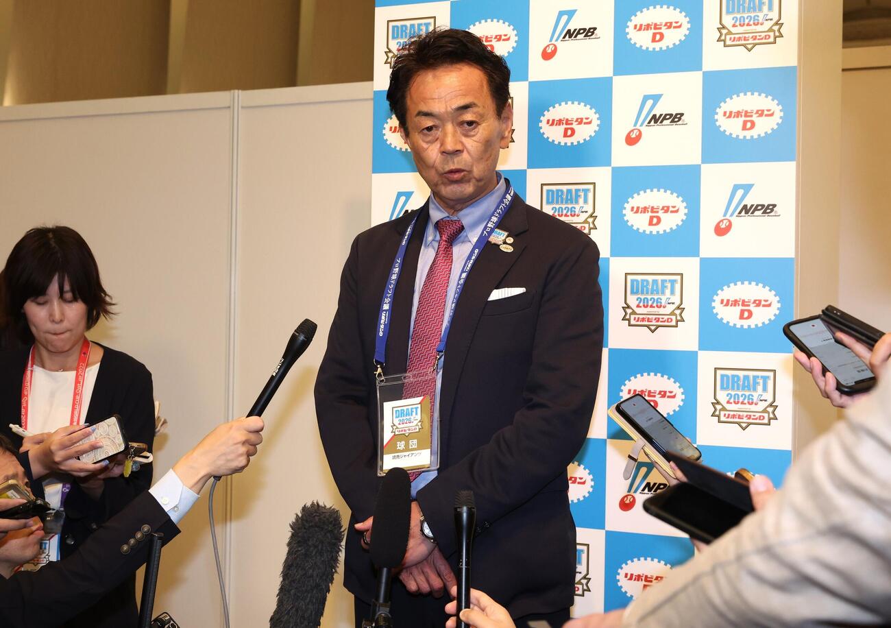 織田翔希を1位指名し会見する巨人水野雄仁編成本部長（撮影・黒川智章）
