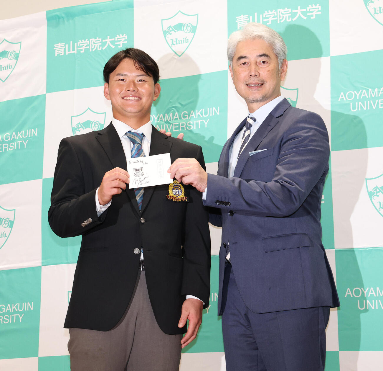 ドラフト会議に臨む楽天吉井理人監督（撮影・増田悦実）