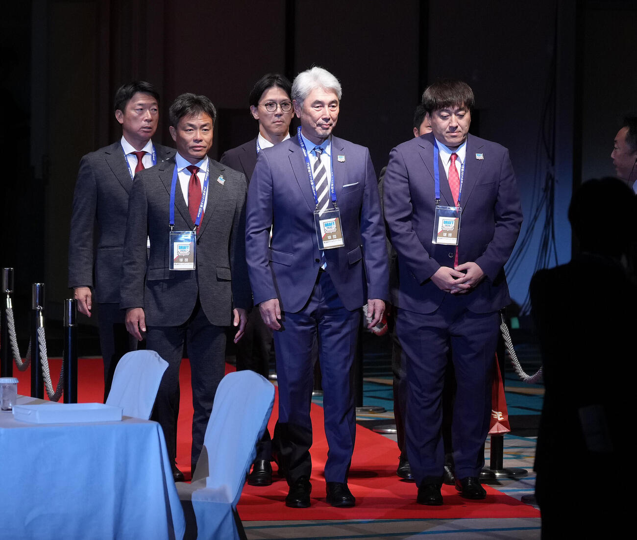 入場する楽天吉井理人監督（右から2人目）、石井一久GM（右端）ら（撮影・足立雅史）