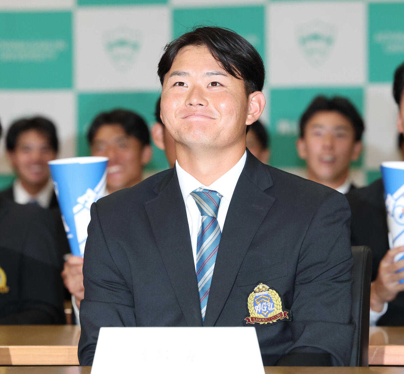 楽天からドラフト1位指名され笑顔を見せる青学大・渡部海（撮影・宮地輝）