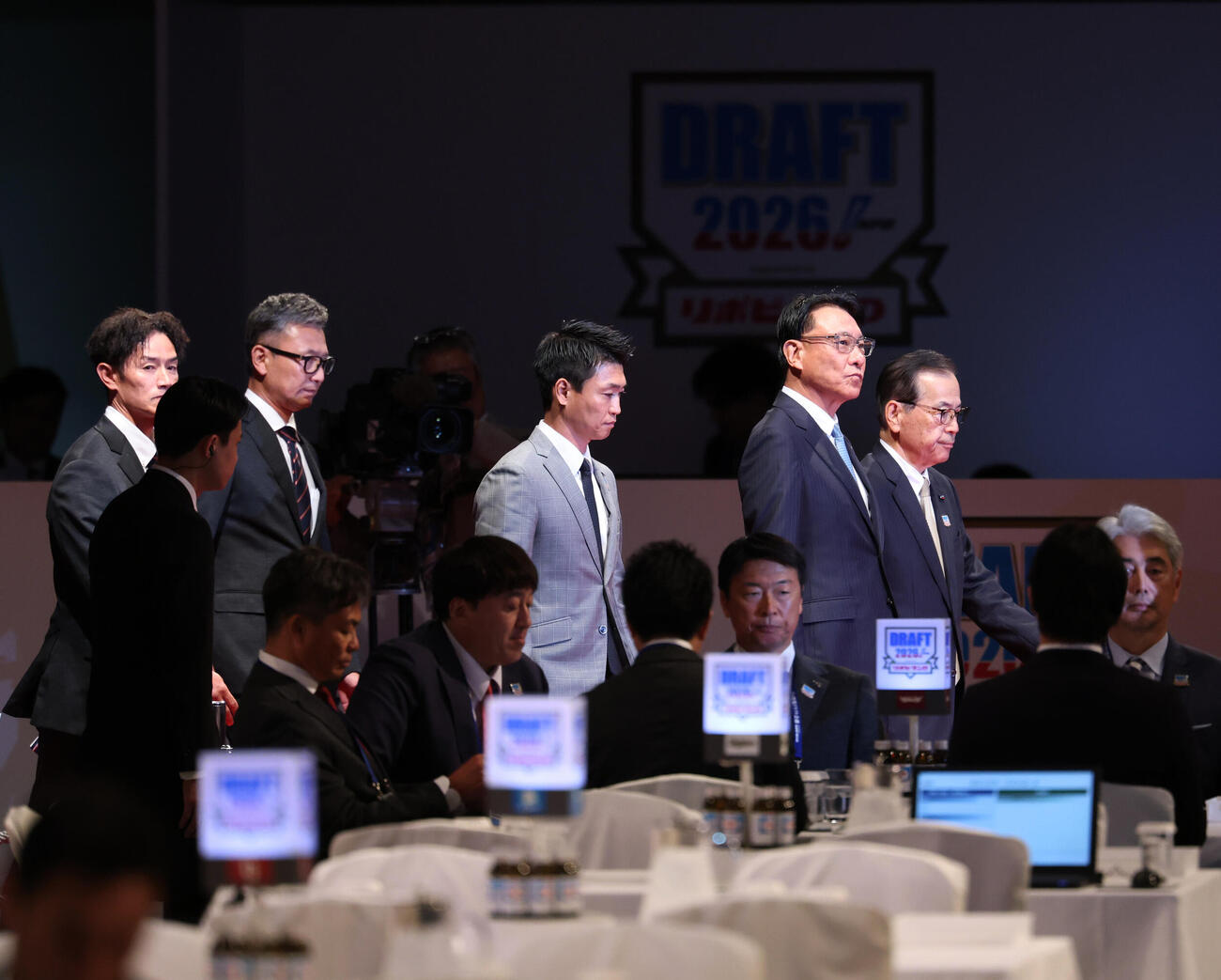 ドラフト会議に臨むヤクルト池山隆寛監督（右から2人目）ら（撮影・増田悦実）