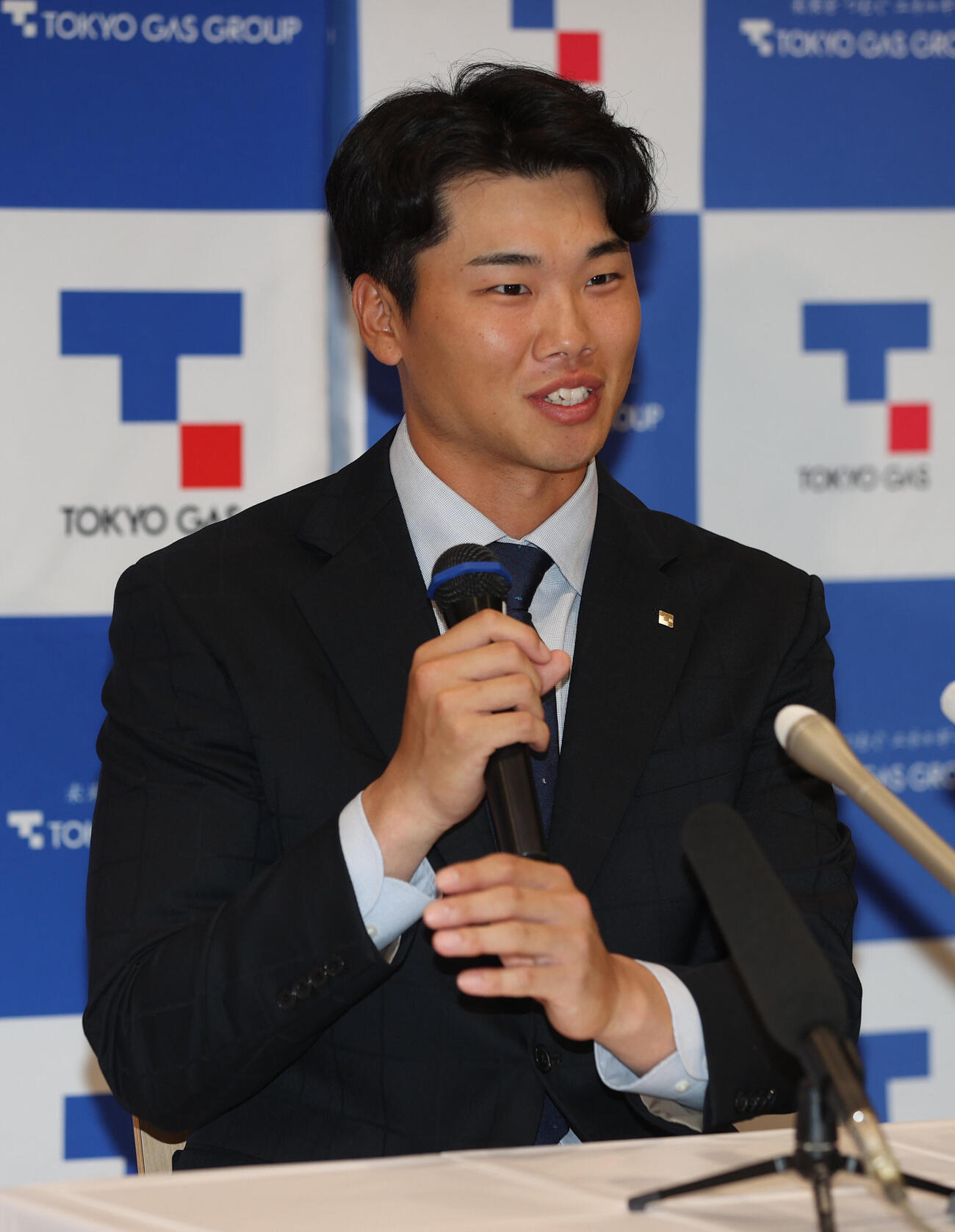 ヤクルトからドラフト1位指名さた東京ガス・藤沢涼介は打撃フォームを説明する（撮影・柴田隆二）