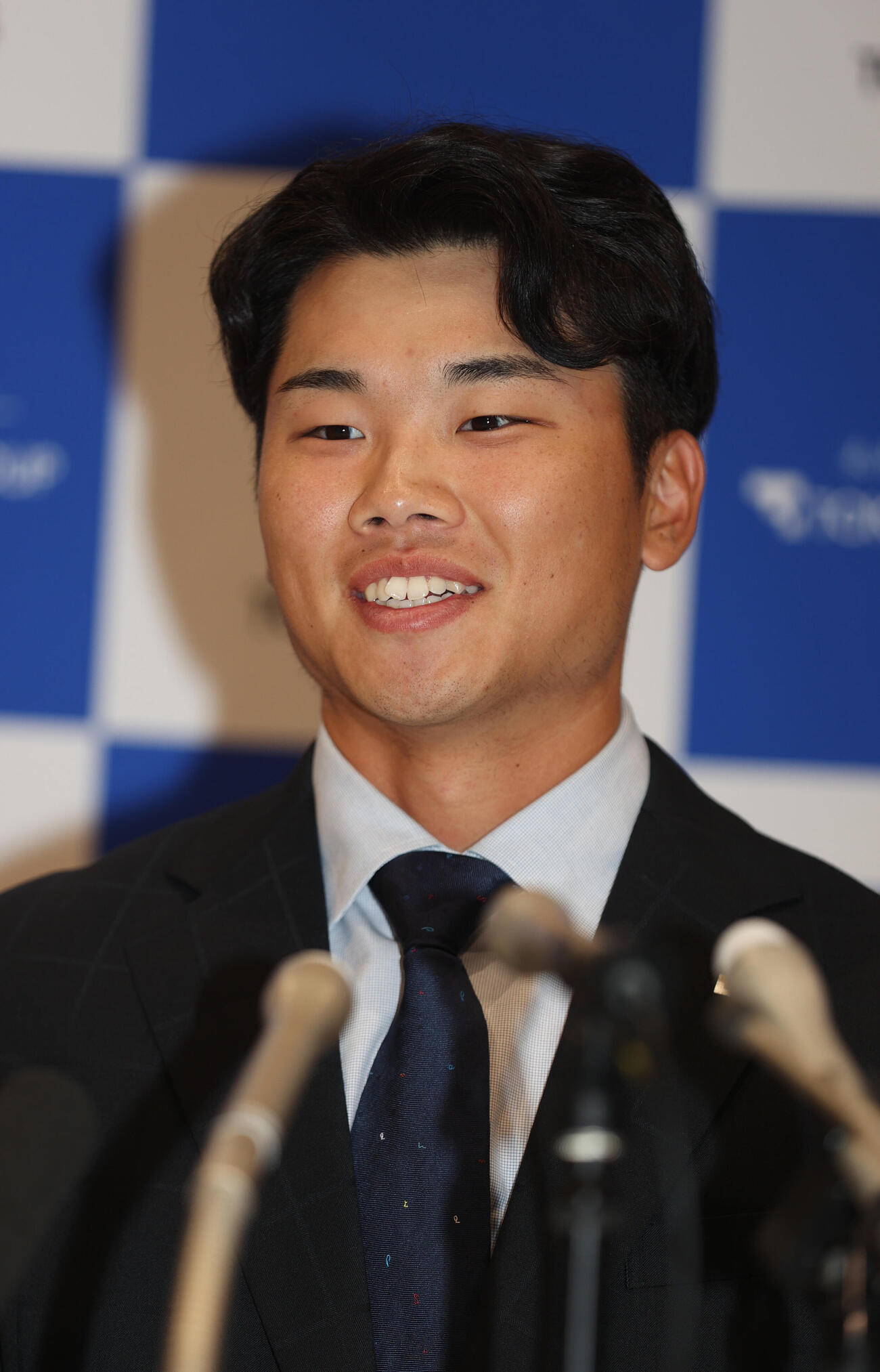 ヤクルトからドラフト1位指名され、会見する東京ガス・藤沢涼介（撮影・柴田隆二）