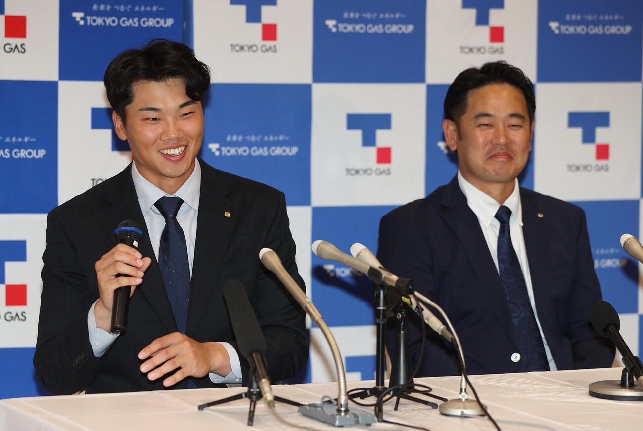 ヤクルトからドラフト1位指名さた東京ガス・藤沢涼介は打撃フォームを説明する。右は松田孝仁監督（撮影・柴田隆二）