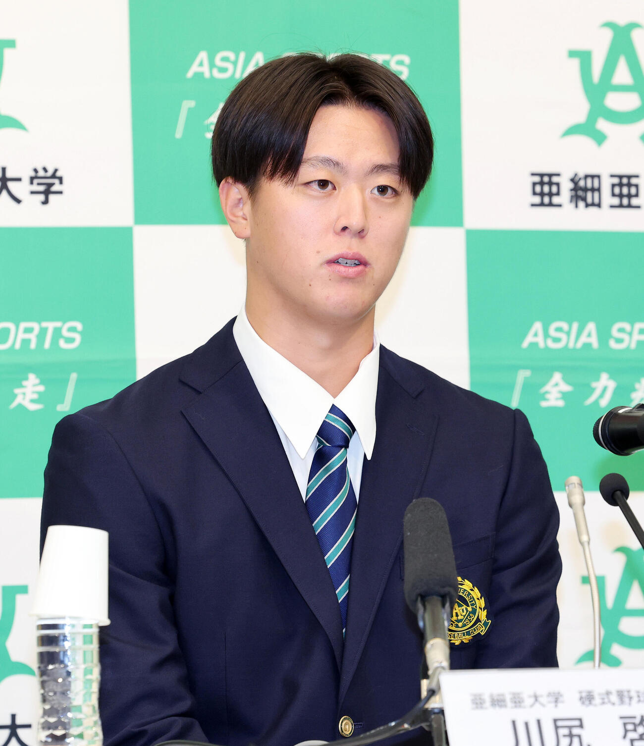 会見に臨む西武ドラフト1位の亜大・川尻啓人（撮影・鈴木正人）