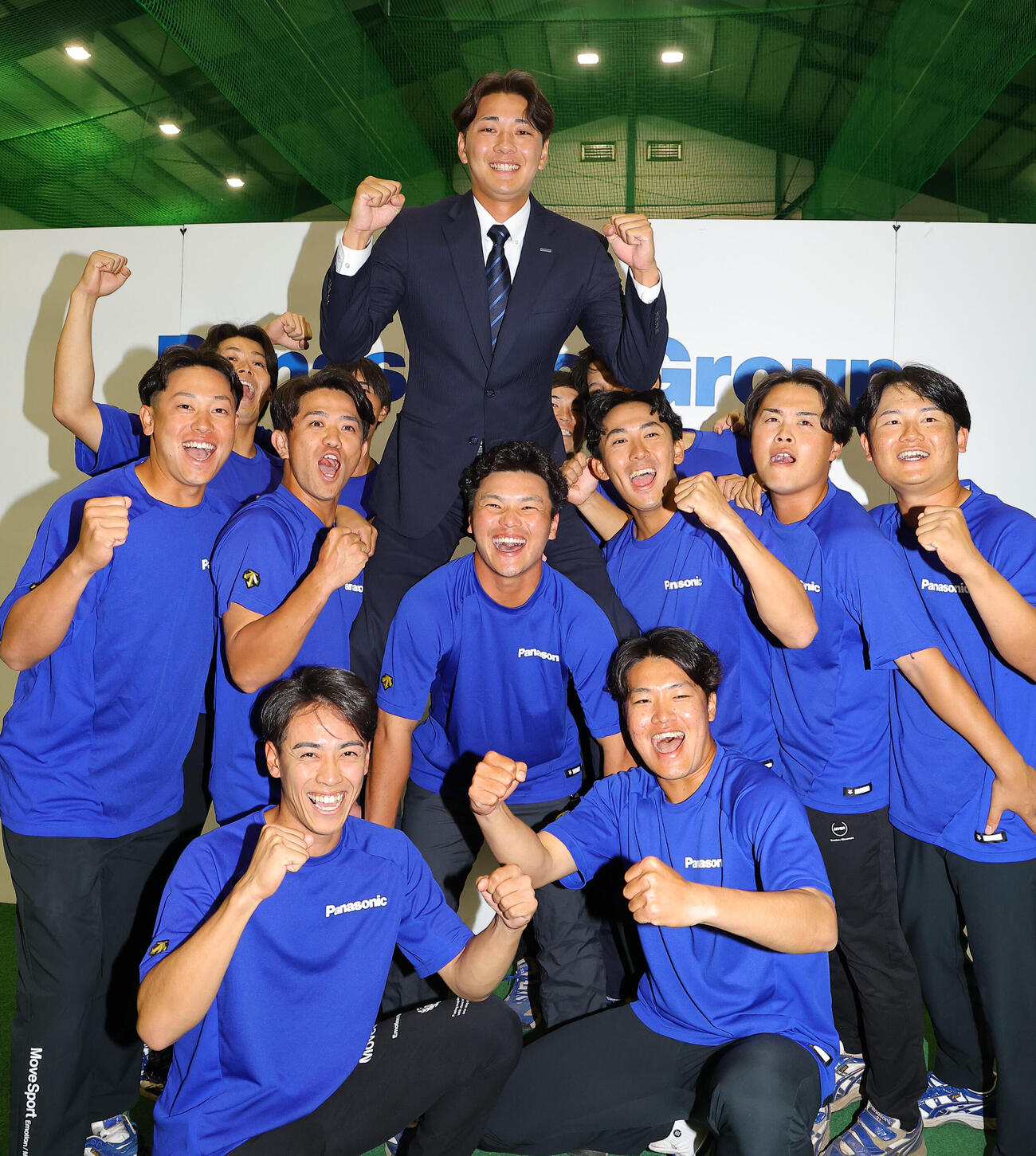 西武から2位指名されたパナソニック・柿本晟弥はチームメートと笑顔を見せる（撮影・上田博志）