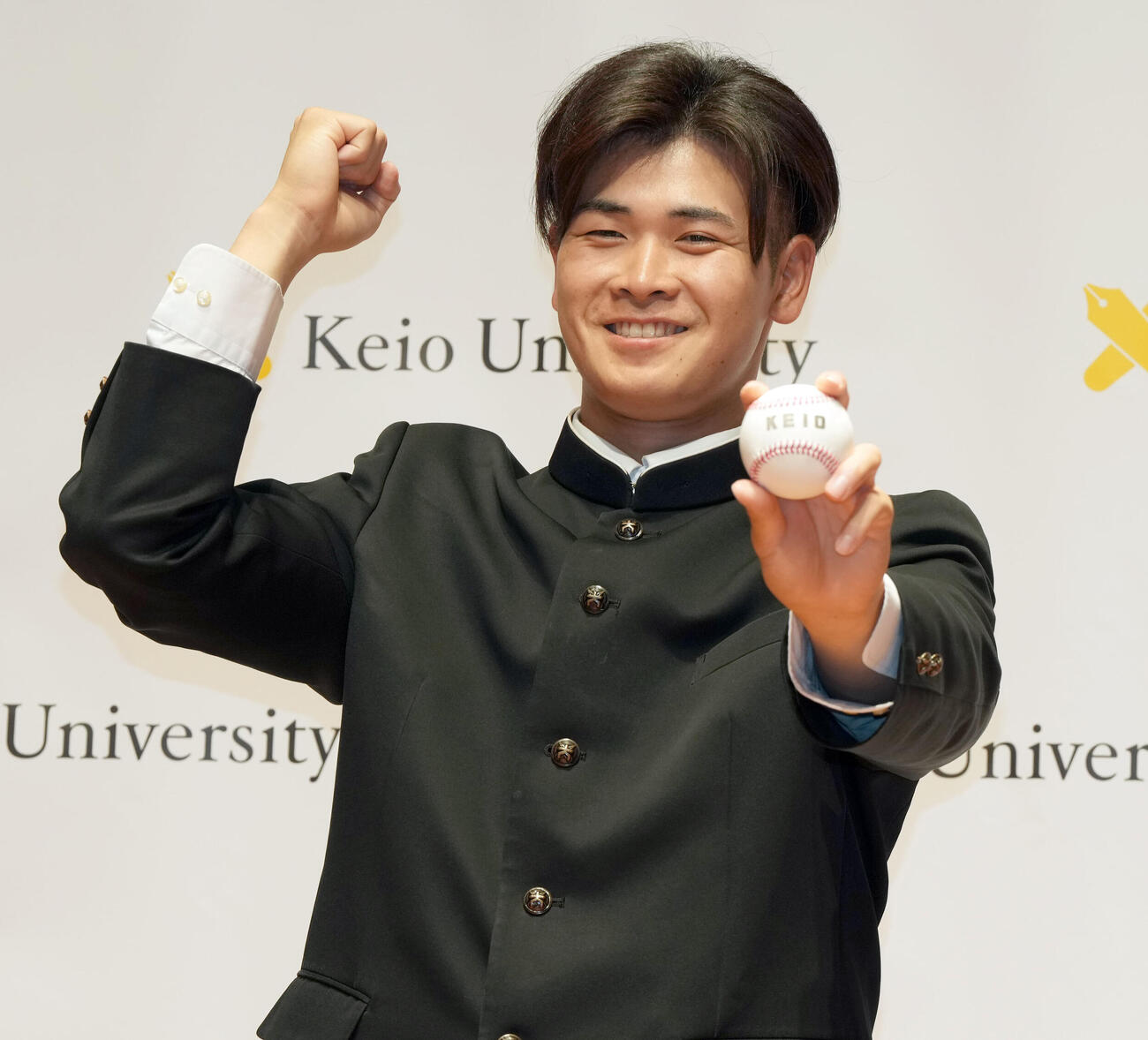 ソフトバンクから3位の指名を受け笑顔を見せる慶大・渡辺和大（撮影・たえ見朱実）