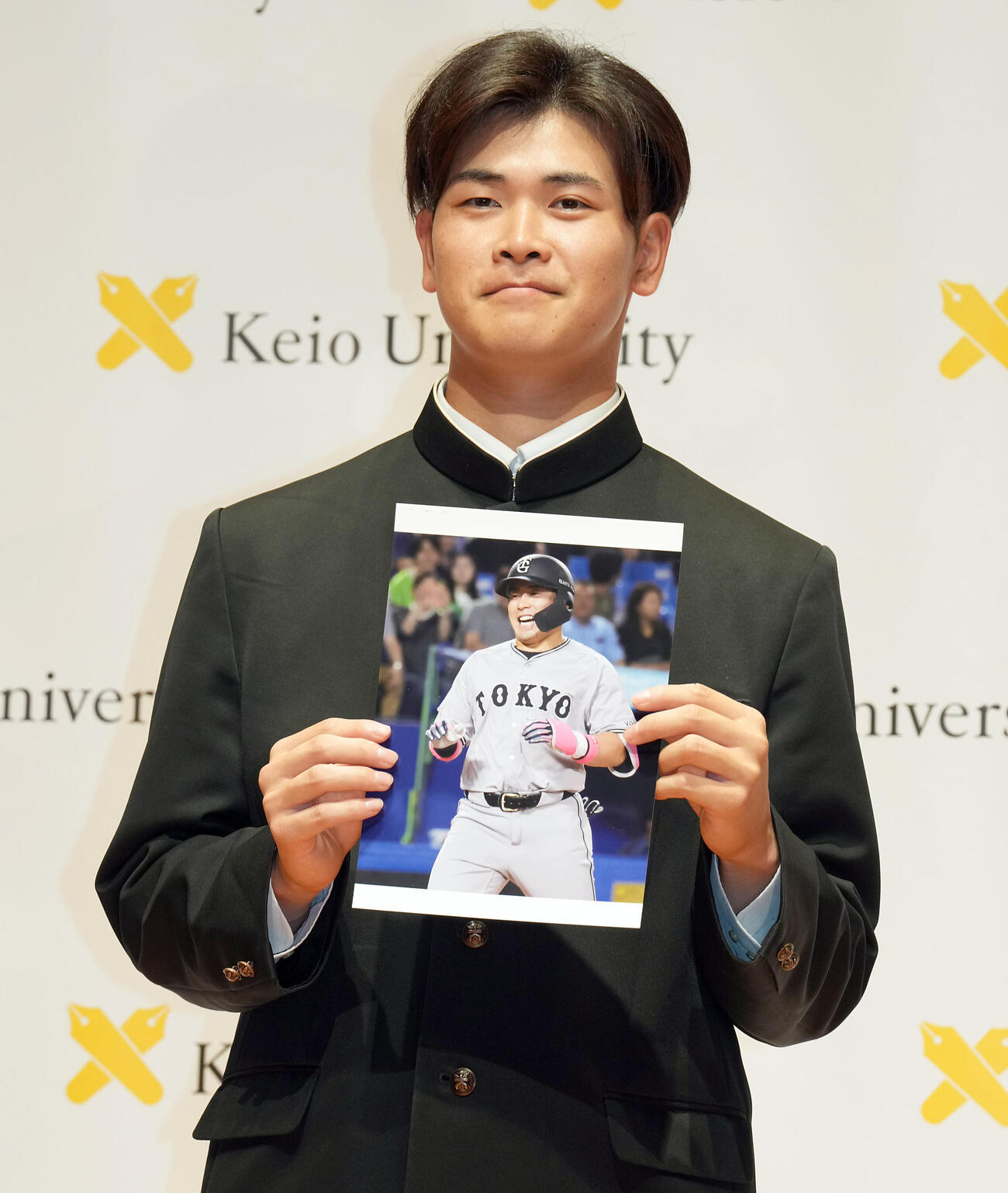 高松商で同級生だった巨人浅野翔吾と交流戦での対戦あり？写真を手に笑顔を見せるソフトバンクから3位の指名を受けた慶大・渡辺和大（撮影・たえ見朱実）