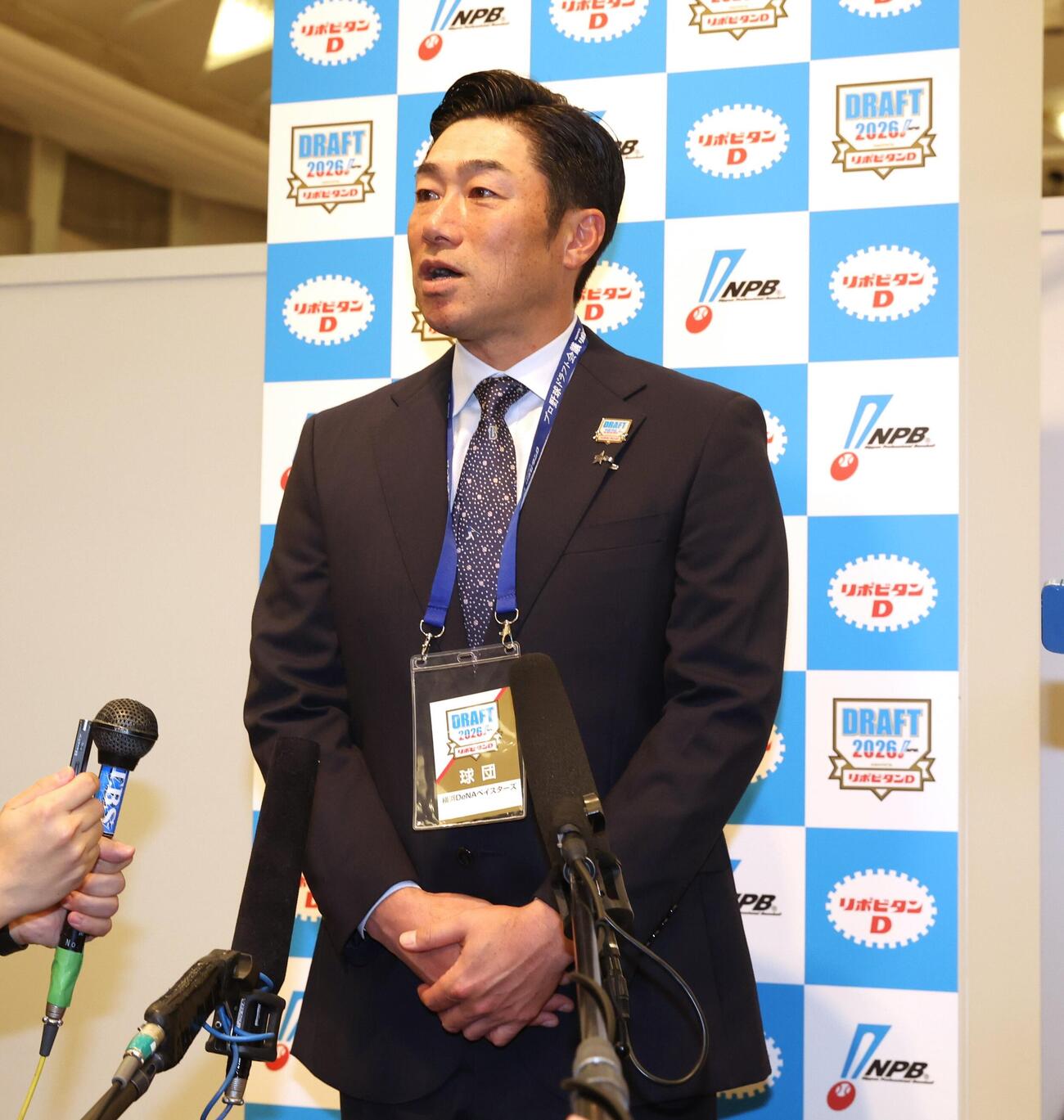 大商大・星野瀬那を1位指名し会見するDeNA相川亮二監督（撮影・黒川智章）