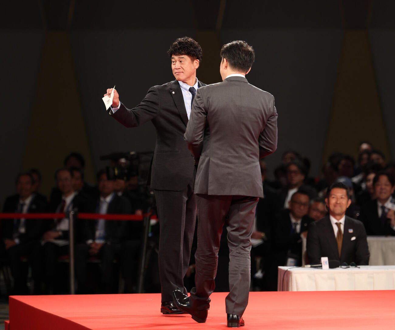 青学大・鈴木泰成の交渉権を獲得したソフトバンク城島健司CBO。手前はロッテサブロー監督（撮影・増田悦実）