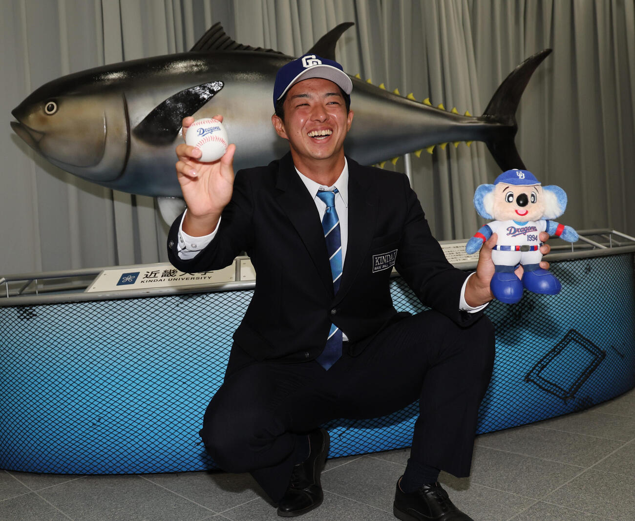 中日から1位で指名された近大宮原廉は近大マグロの模型の前で笑顔を見せる（撮影・西尾就之）