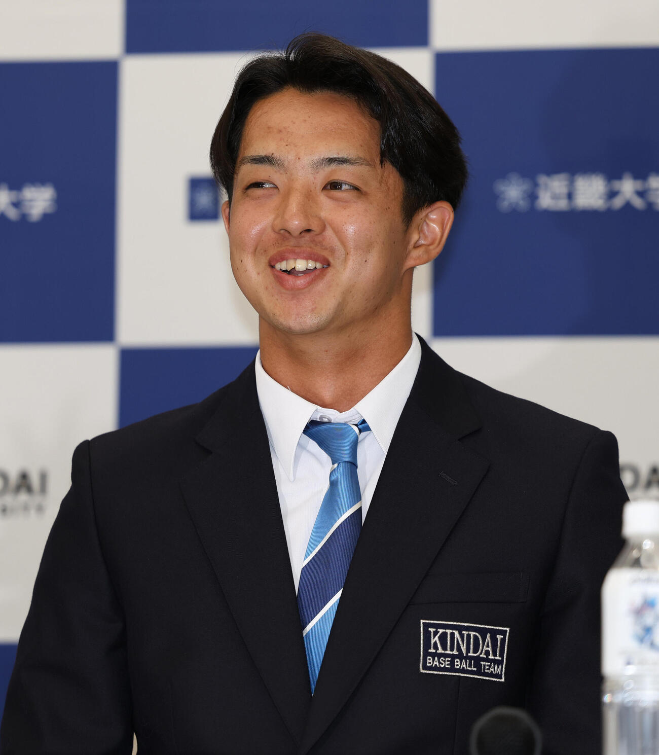 中日に1位で指名された近大・宮原廉（左）は会見で笑顔を見せる（撮影・西尾就之）