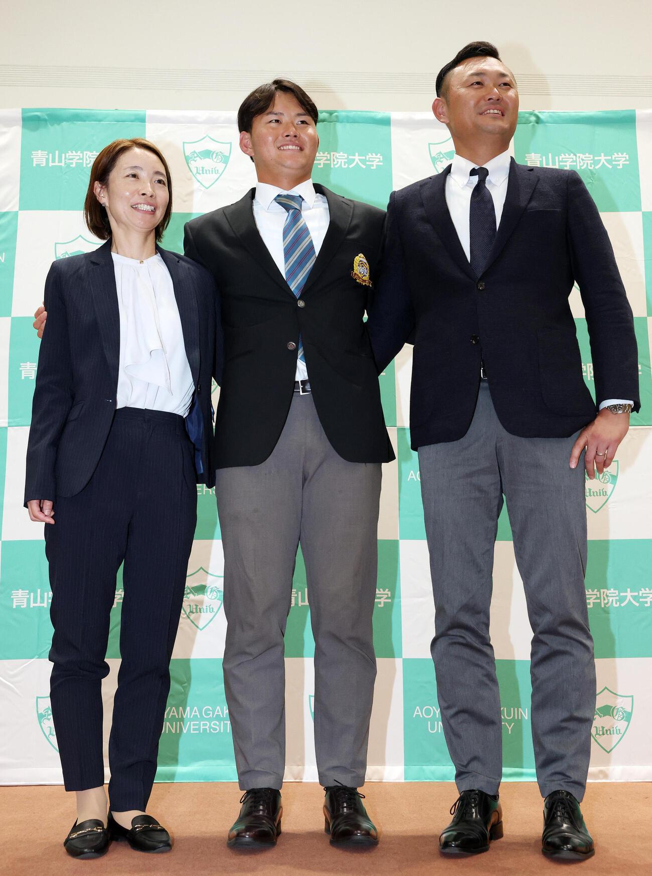 楽天からドラフト1位で指名された青学大・渡部海は両親と笑顔で記念撮影（撮影・宮地輝）