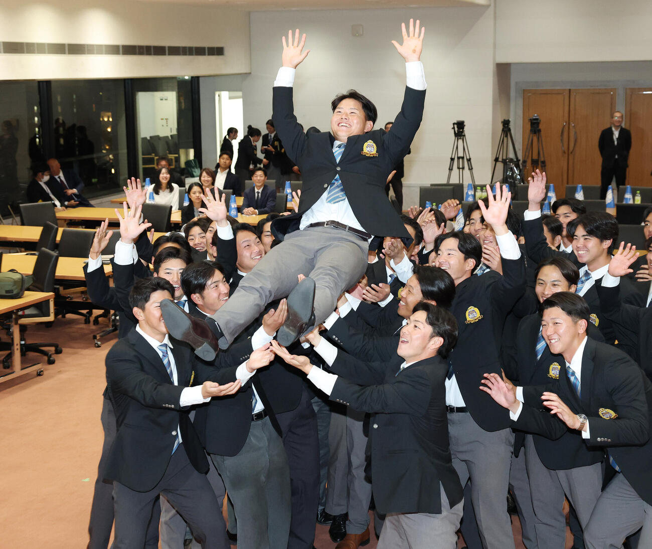 楽天からドラフト1位で指名された青学大・渡部海は仲間から胴上げされる（撮影・宮地輝）