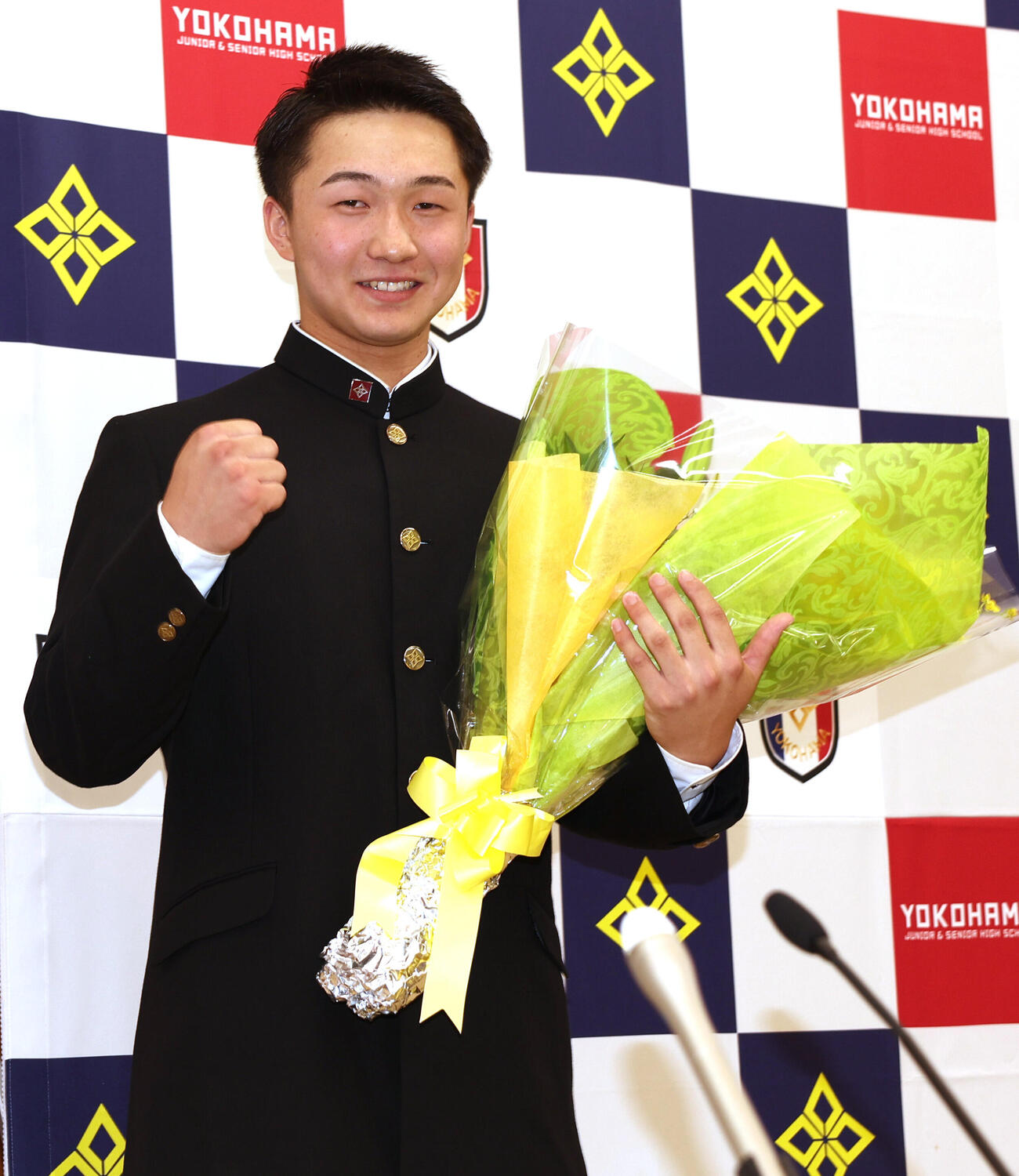 巨人から3位指名を受けた横浜・池田聖摩は花束を手に笑顔（撮影・水谷安孝）
