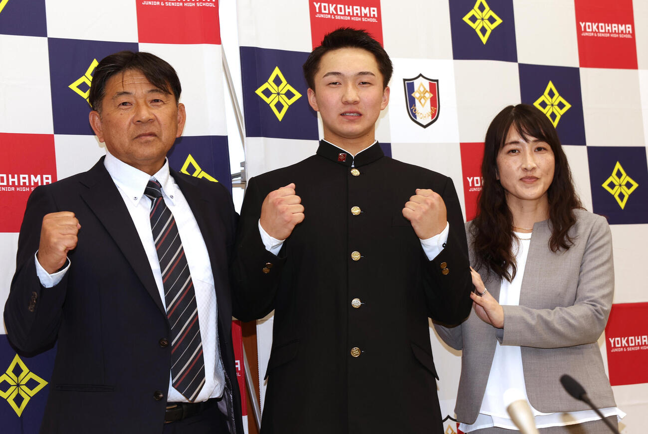 巨人から3位指名を受けた横浜・池田聖摩は父祐一さん、母美蘭さんとガッツポーズ（撮影・水谷安孝）