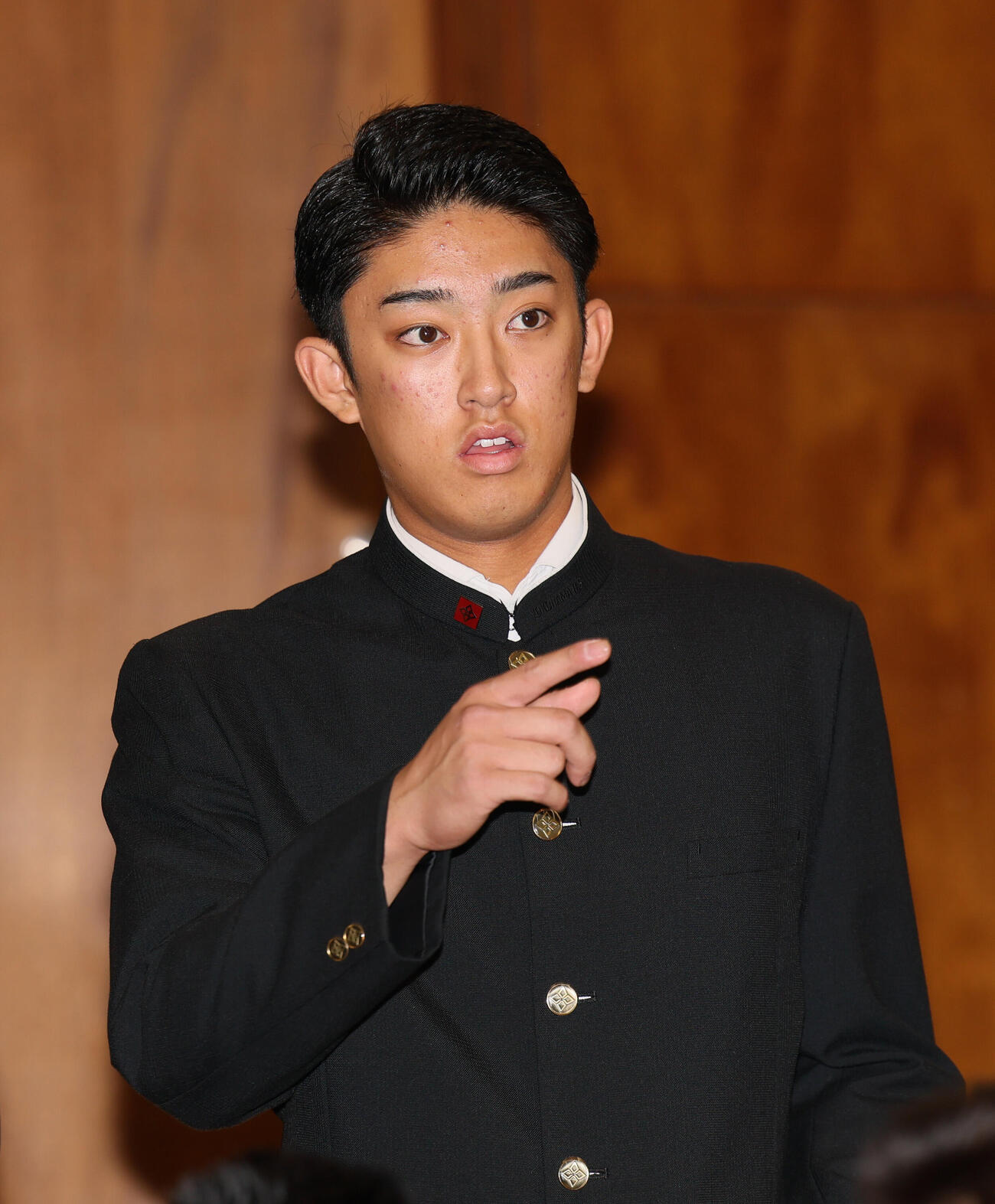 ドラフト会議を見守るため会見場に現れた横浜・織田翔希（撮影・水谷安孝）