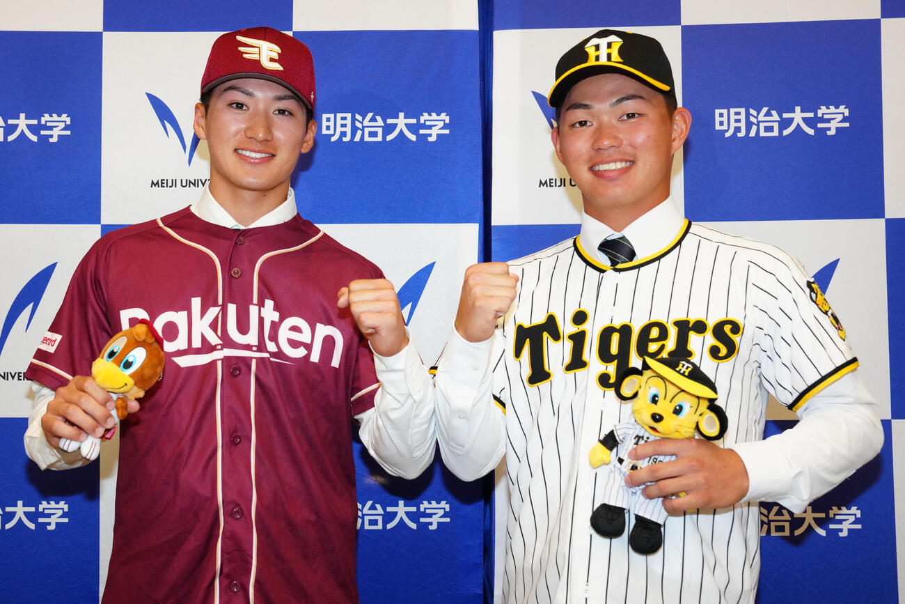 写真に納まる阪神1位指名の明大・榊原七斗（右）と楽天2位指名の岡田啓吾（撮影・江口和貴）