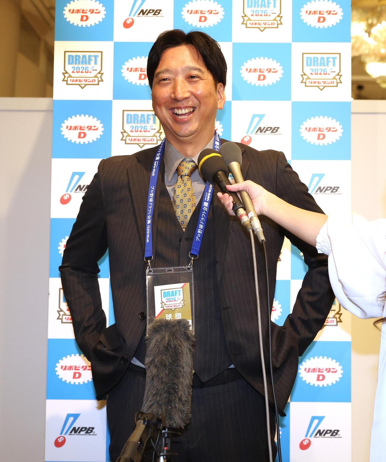 榊原七斗を1位指名し笑顔で会見する阪神藤川球児監督（撮影・黒川智章）