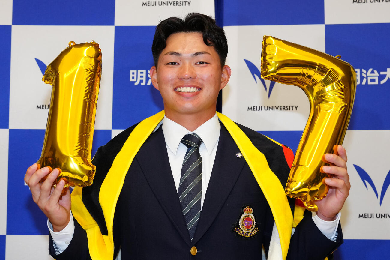 阪神1位指名で写真に納まる明大・榊原七斗（撮影・江口和貴）
