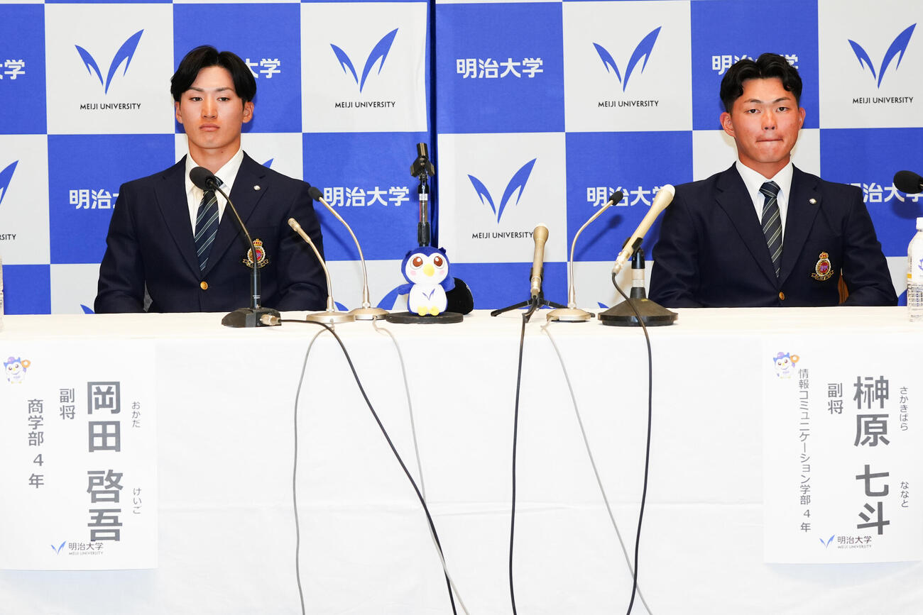 会見に臨む阪神1位指名の明大・榊原七斗（右）と楽天2位指名の岡田啓吾（撮影・江口和貴）