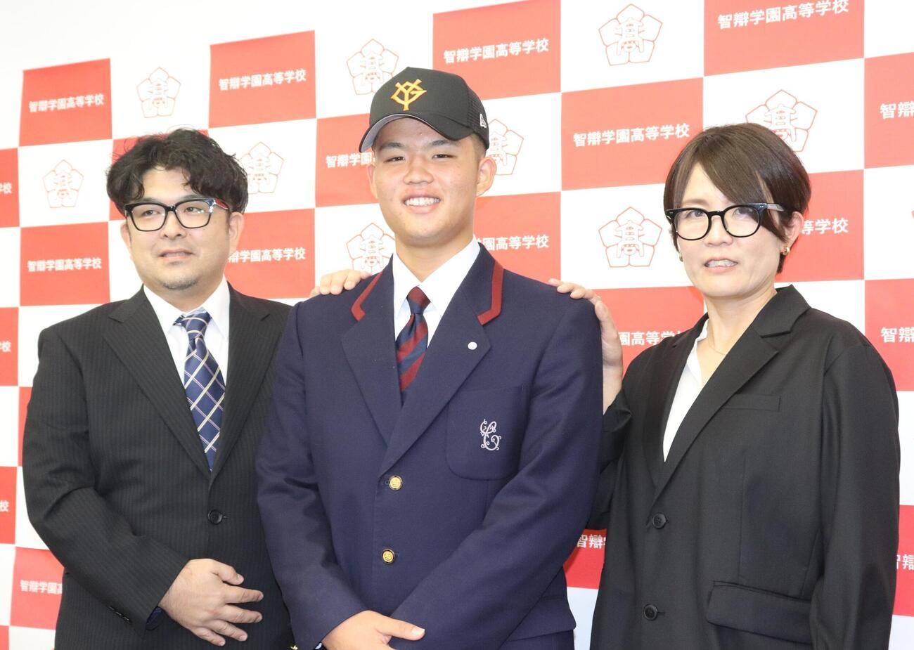両親と写真に納まる巨人4位の智弁学園・杉本真滉（撮影・中島麗）