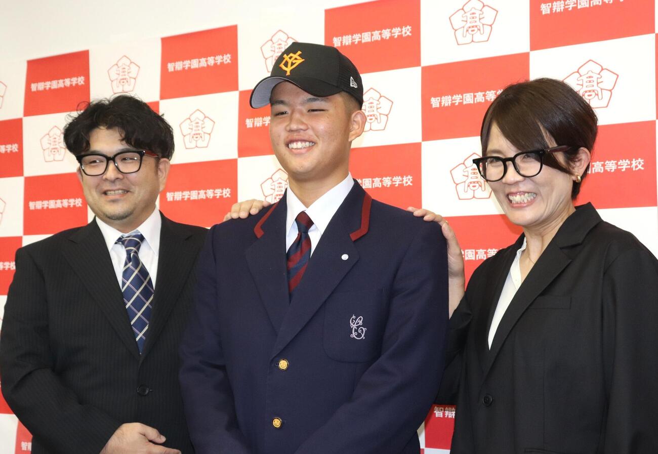 両親と写真に納まる巨人4位の智弁学園・杉本真滉（撮影・中島麗）