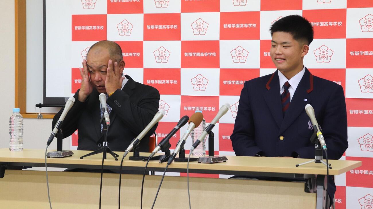 ドラフト会議に向けて会見場に入った、智弁学園の小坂監督（左）と杉本。照れ笑いの杉本に対し、ポーカーフェースの指揮官が緊張感を隠せず（撮影・中島麗）
