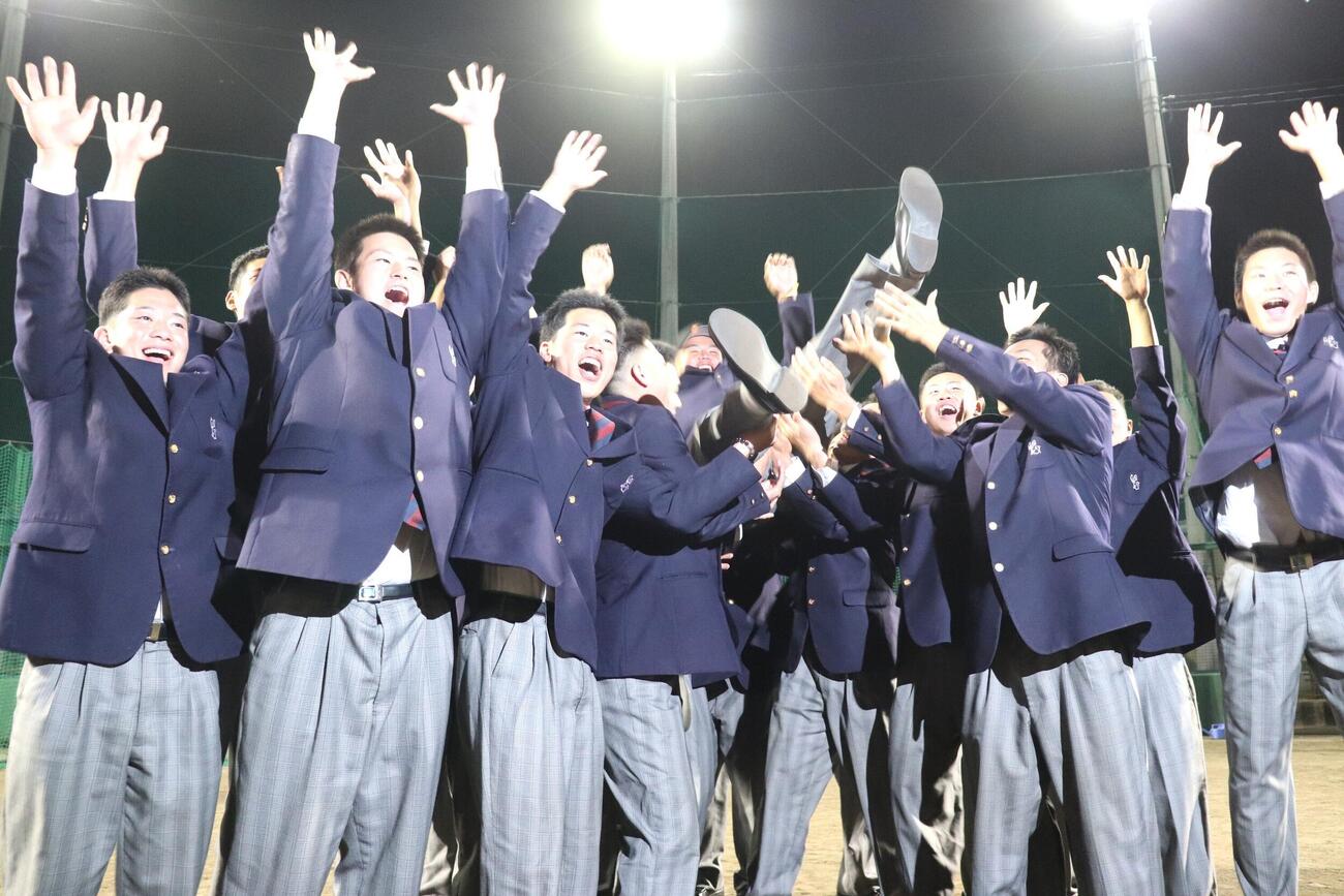 ナインから胴上げされる、巨人4位の智弁学園・杉本真滉（撮影・中島麗）