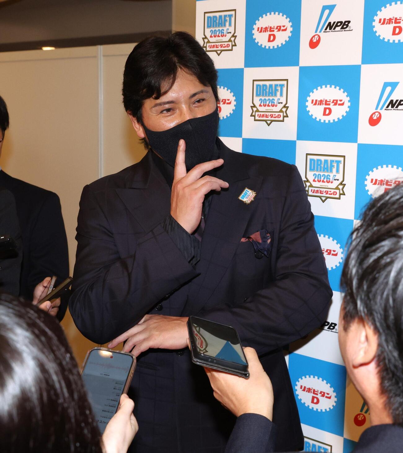 山梨学院・菰田陽生を1位指名し笑顔で会見する日本ハム新庄剛志監督（撮影・黒川智章）