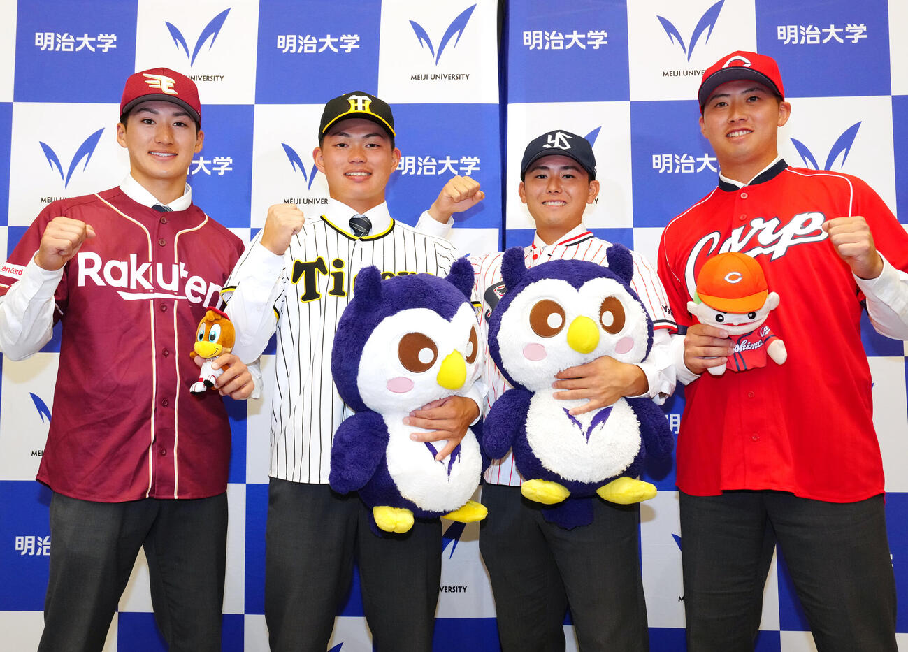 写真に納まる明大の選手たち。左から楽天2位の岡田啓吾、阪神1位の榊原七斗、ヤクルト3位の福原聖矢、広島5位の光弘帆高（撮影・江口和貴）