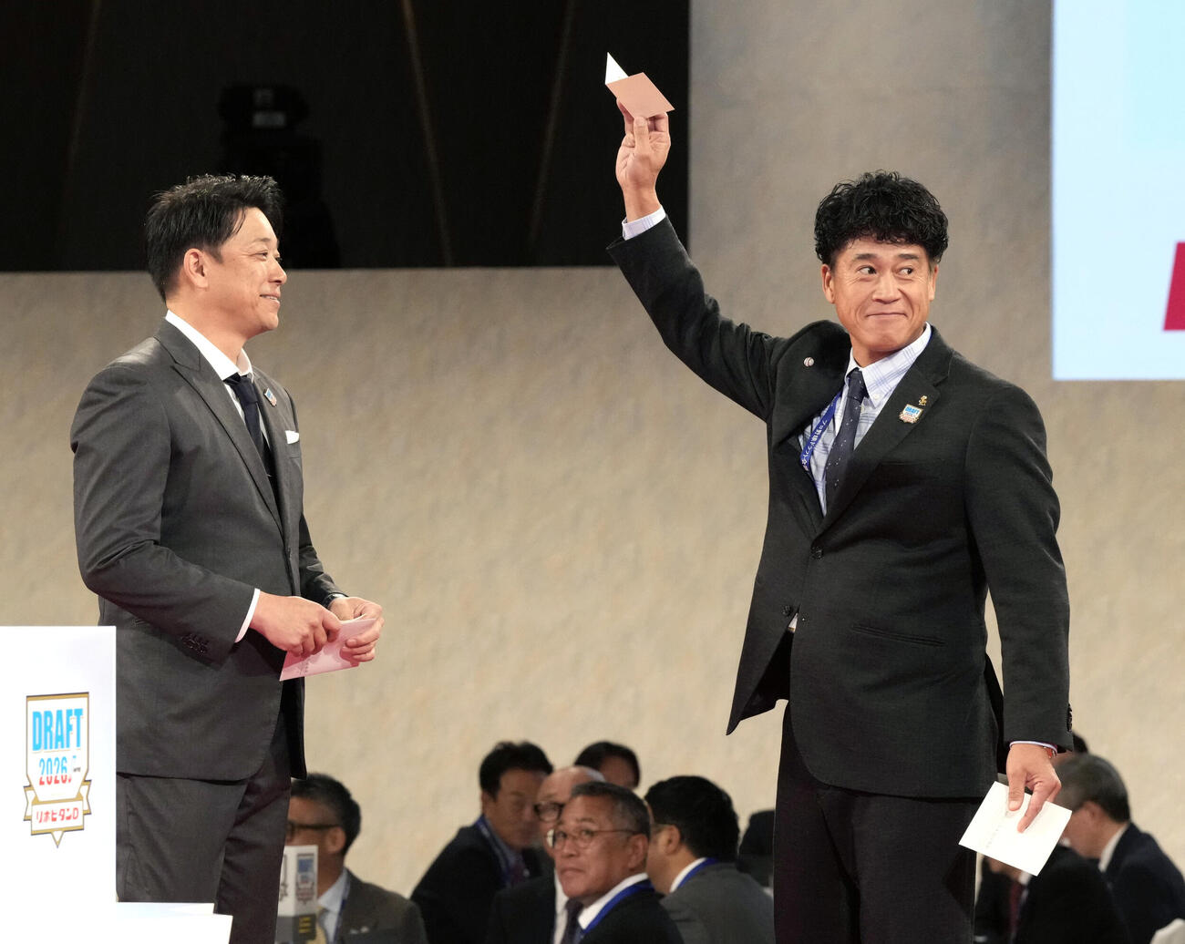 青学大・鈴木泰成投手の交渉権を獲得したソフトバンクの城島CBO。左はロッテのサブロー監督＝22日午後、東京都内のホテル