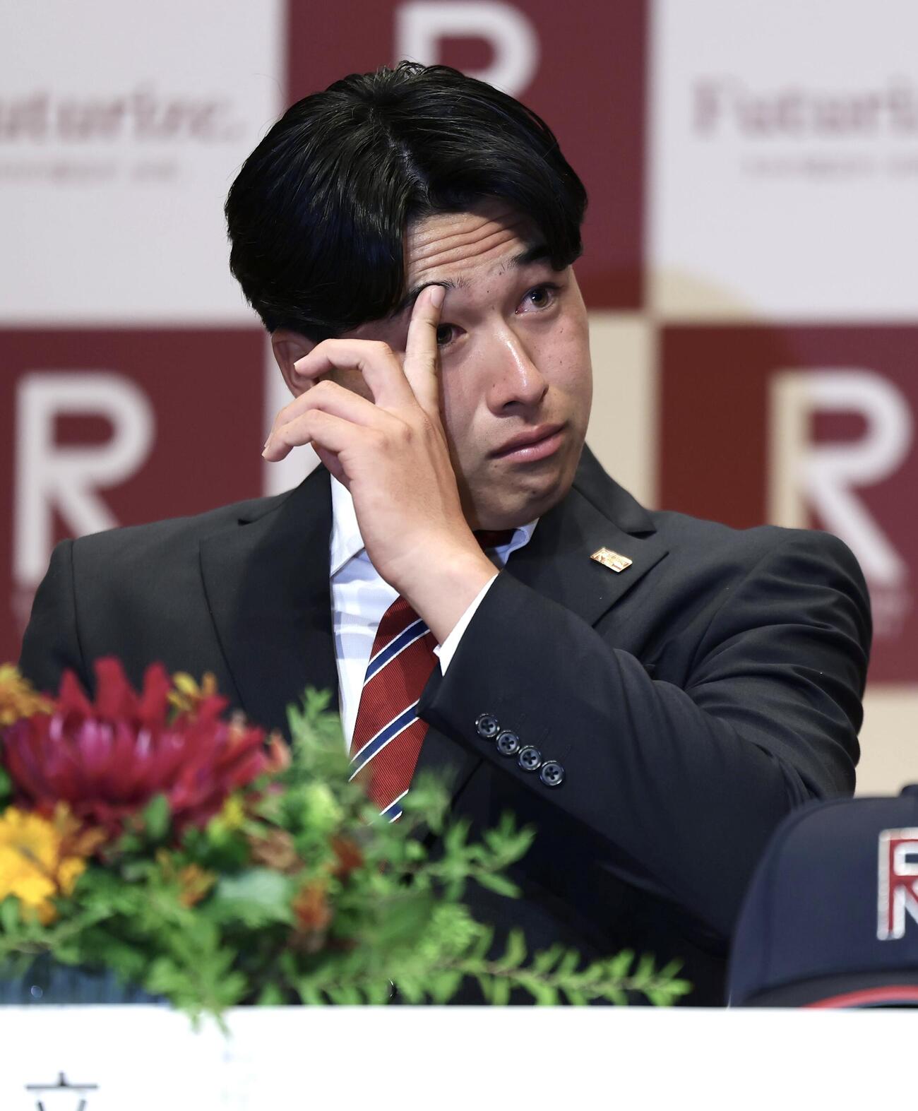 ソフトバンクから2位指名を受け、感極まる立命大・有馬伽久（撮影・前田充）