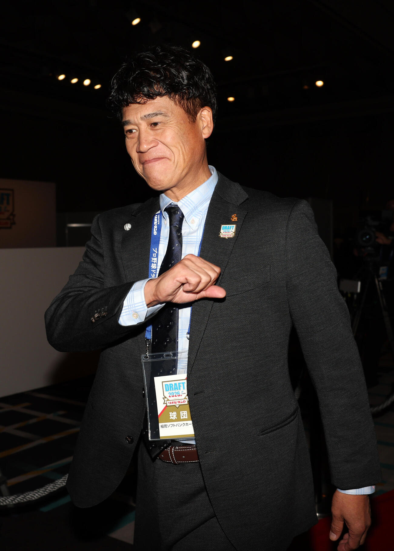 「2026年　プロ野球ドラフト会議　supported by　リポビタンD」　1位指名を終え、笑顔で胸をたたき席を離れるソフトバンク城島健司CBO（撮影・浅見桂子）